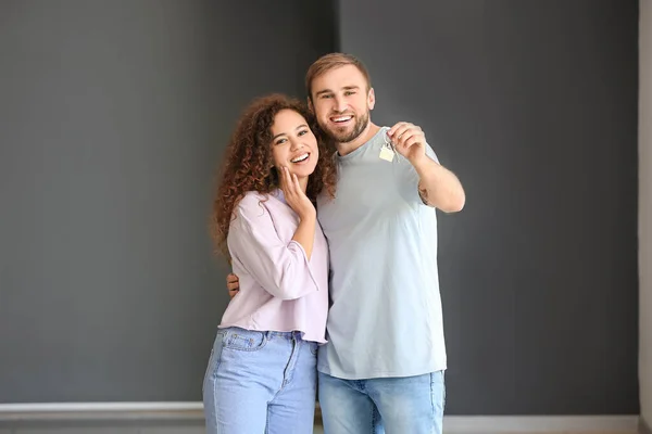 Glückliches Junges Paar Mit Schlüssel Der Neuen Wohnung — Stockfoto