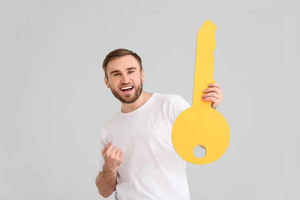 Joyeux Jeune Homme Avec Une Grande Clé Papier Sur Fond — Photo