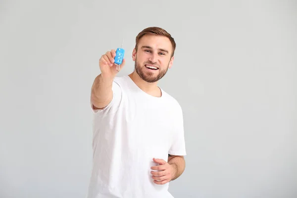 Joven Con Llave Coche Sobre Fondo Gris — Foto de Stock