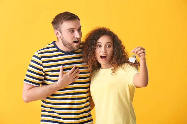 Feliz Pareja Joven Con Llave Fondo Color — Foto de Stock