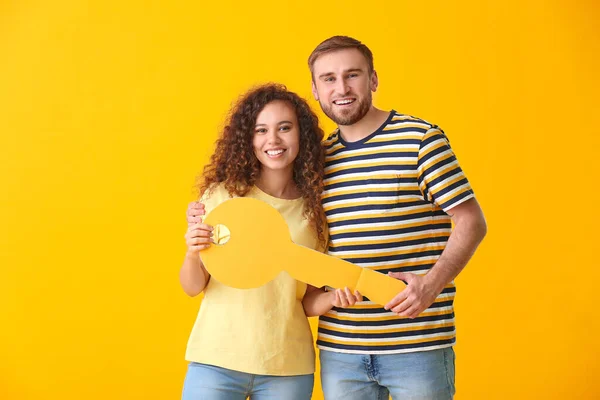 Happy Young Couple Big Paper Key Color Background — Stock Photo, Image