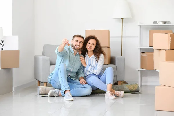 Feliz Joven Pareja Nuevo Apartamento Día Mudanza —  Fotos de Stock