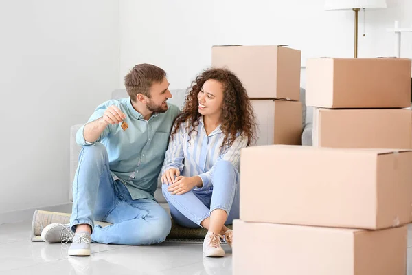 Feliz Joven Pareja Nuevo Apartamento Día Mudanza — Foto de Stock