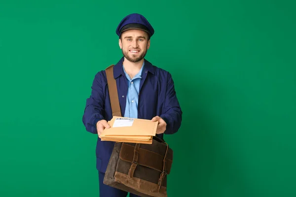 Knappe Jonge Postbode Kleur Achtergrond — Stockfoto