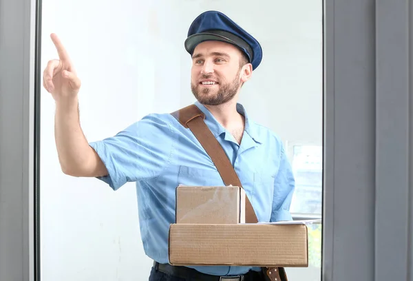 Yakışıklı Genç Postacı Kapı Zilini Çalıyor — Stok fotoğraf