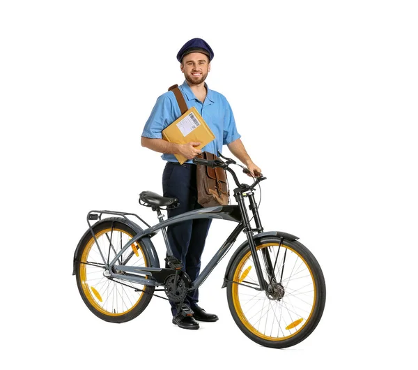 一个年轻英俊的邮递员 有一辆白色背景的自行车 — 图库照片
