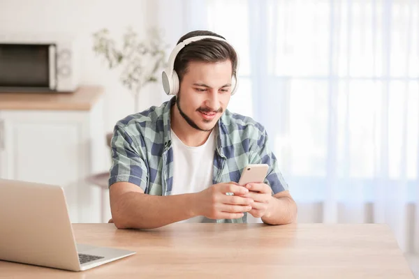 Junge Männliche Freiberufler Arbeiten Hause — Stockfoto