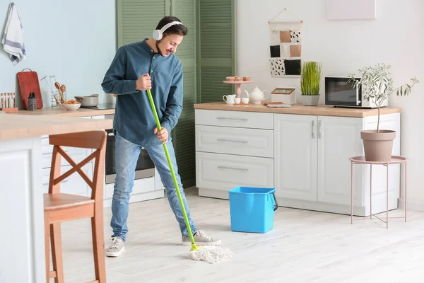 Bello Giovane Uomo Che Pulisce Pavimento Cucina — Foto Stock