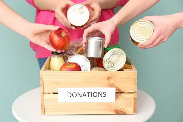 Personas Poniendo Donaciones Caja Mesa — Foto de Stock