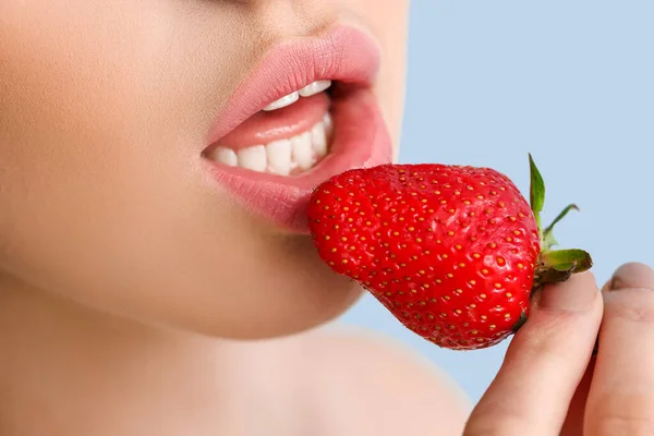 Giovane Donna Sexy Con Fragola Sfondo Colore Primo Piano — Foto Stock