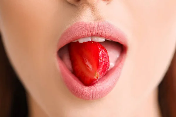 Sexy Junge Frau Mit Erdbeere Mund Nahaufnahme — Stockfoto
