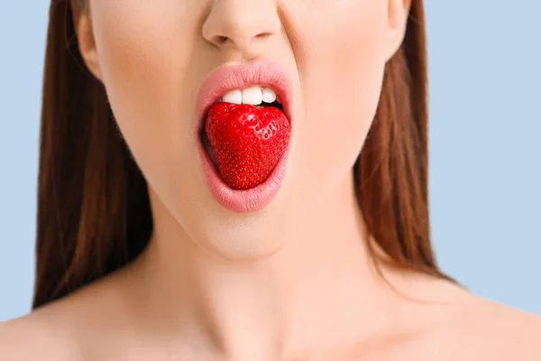 Giovane Donna Sexy Con Fragola Sfondo Colore Primo Piano — Foto Stock