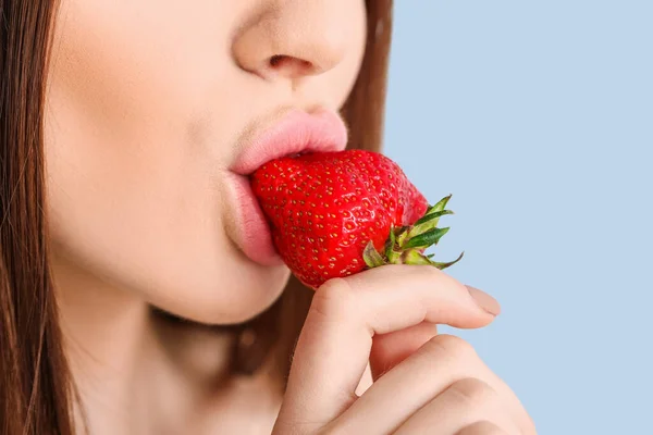 Giovane Donna Sexy Con Fragola Sfondo Colore Primo Piano — Foto Stock