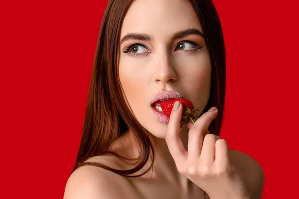 Sexy Jonge Vrouw Met Aardbei Kleur Achtergrond — Stockfoto