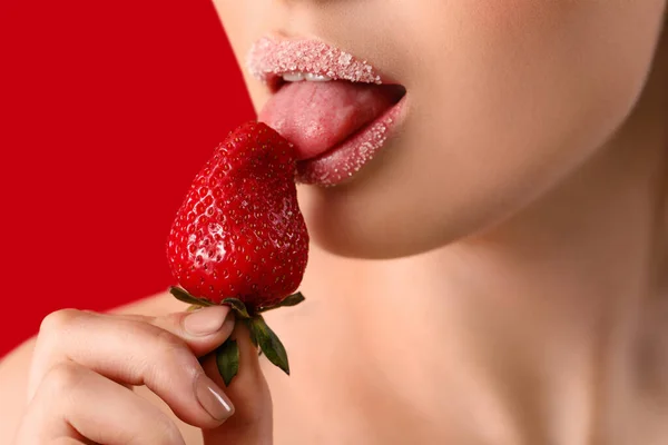 Sexy Junge Frau Mit Erdbeere Auf Farbigem Hintergrund Nahaufnahme — Stockfoto
