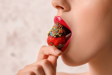 Açık arkaplanda çilekli seksi genç kadın, yakın plan.