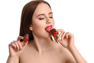 Beyaz arka planda çilekli seksi genç kadın.