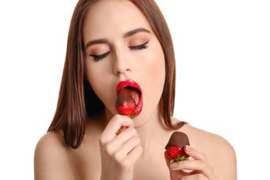 Beyaz arka planda çilekli seksi genç kadın.