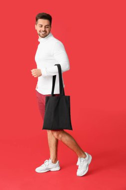 Eko çantalı genç bir adam.