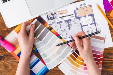 Renk paletleri ile çalışan tasarımcı, üst görünüm