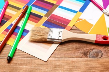 Yapı planlı renk paletleri ve ahşap arka planda boya fırçası