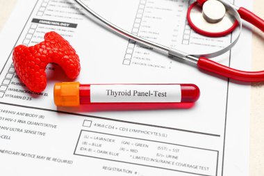Tüpte stetoskoplu kan örneği, tiroit ve laboratuvar test formu modeli, yakın plan.