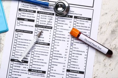 Tüpte kan örneği, steteskop, şırınga ve beyaz arka planda laboratuvar test formu. Tiroit hastalığı kavramı