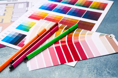 Mavi arkaplanda inşa planına sahip renk paletleri