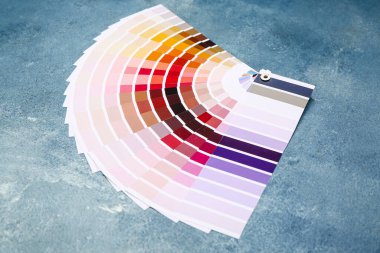 Mavi arkaplanda renk paletleri