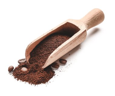 Beyaz arka planda kahve tozu ile kepçe