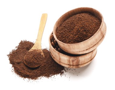 Beyaz arka planda kahve tozu olan kaseler