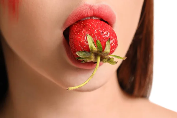 Giovane Donna Sexy Con Fragola Sfondo Bianco Primo Piano — Foto Stock