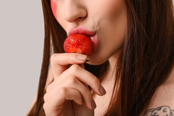 Sexy Young Woman Strawberry Light Background Closeup — Stock Photo, Image