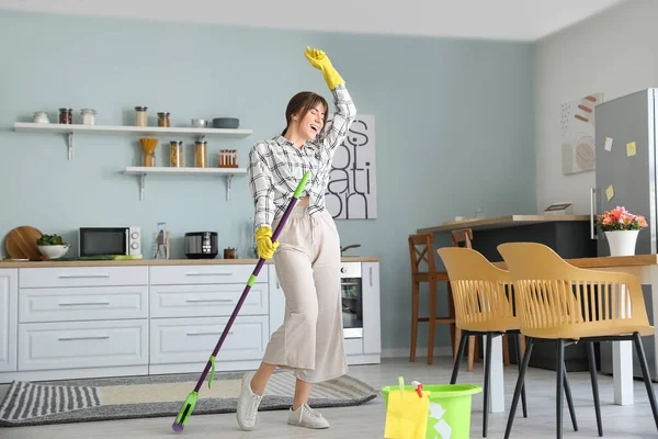 Jonge Vrouw Het Hebben Van Plezier Tijdens Het Schoonmaken Keuken — Stockfoto