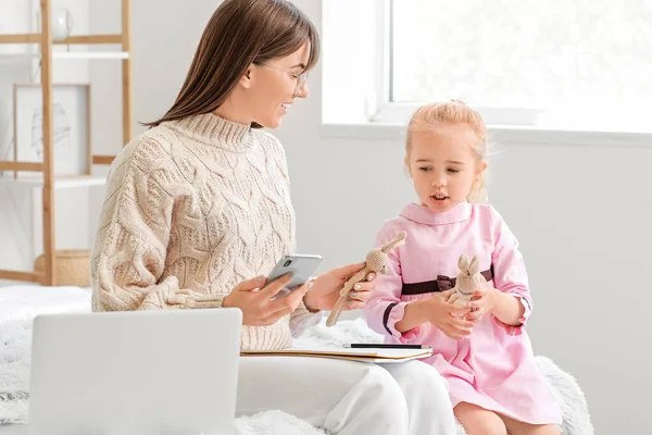 Working Mother Her Little Daughter Home — Stock Photo, Image