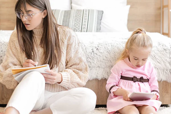 Working Mother Her Little Daughter Home — Stock Photo, Image