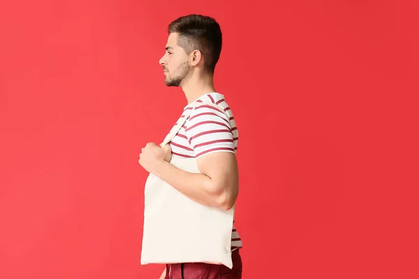 Junger Mann Mit Öko Tasche Auf Farbigem Hintergrund — Stockfoto