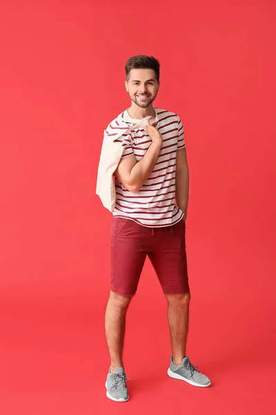 Junger Mann Mit Öko Tasche Auf Farbigem Hintergrund — Stockfoto