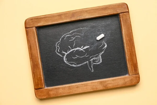 Kreidetafel Mit Zeichnung Des Menschlichen Gehirns Auf Farbigem Hintergrund Konzept — Stockfoto