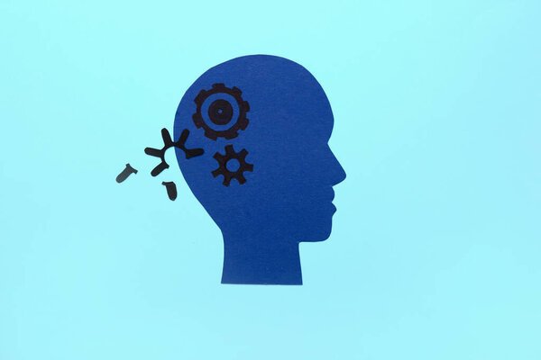 Человеческая голова с шестернями на цветном фоне. Концепция слабоумия
