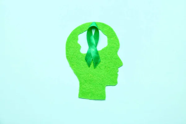 Cabeza Humana Con Cinta Conciencia Verde Sobre Fondo Color Concepto — Foto de Stock