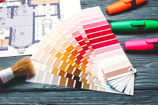 Paletas Colores Con Plano Construcción Pincel Pintura Sobre Fondo Madera — Foto de Stock