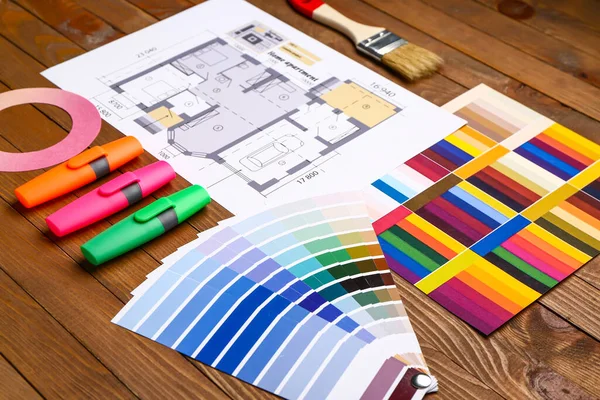 Paletas Colores Con Pincel Plano Construcción Sobre Fondo Madera — Foto de Stock