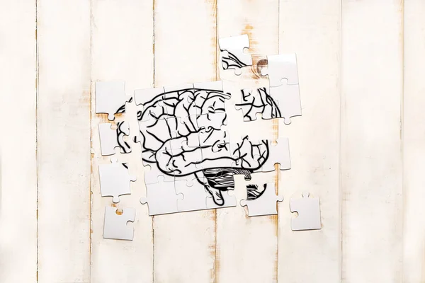 在白色的木制背景上画着人脑的谜 痴呆症概念 — 图库照片