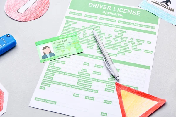 Licencia Conducir Con Formulario Solicitud Sobre Fondo Gris — Foto de Stock