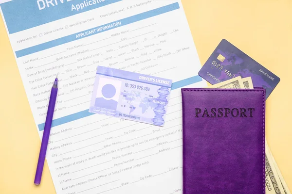 Άδεια Οδήγησης Έντυπο Αίτησης Διαβατήριο Και Χρήματα Έγχρωμο Φόντο — Φωτογραφία Αρχείου