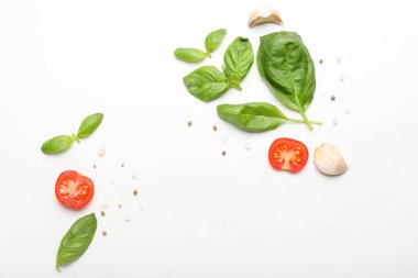 Beyaz arka planda fesleğen, domates ve baharatlı kompozisyon