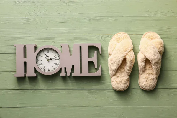 Paar Weiche Hausschuhe Und Dekorative Uhr Auf Holzgrund — Stockfoto