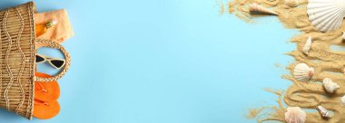 Yaz kompozisyonu plaj aksesuarları ve deniz kabukları ile renk arkaplanı ve metin için boşluk