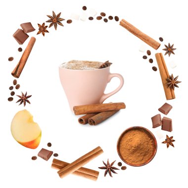 Beyaz arka planda bir fincan kahve ve tarçın çubuklarıyla kompozisyon